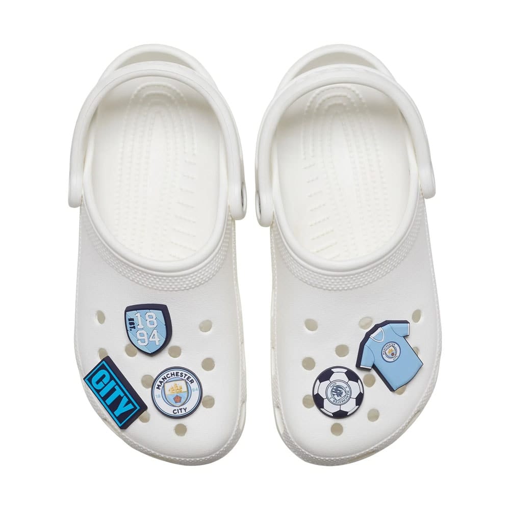 Crocs Manchester City Jibbitz™ 5er-Pack, angebracht an Crocs