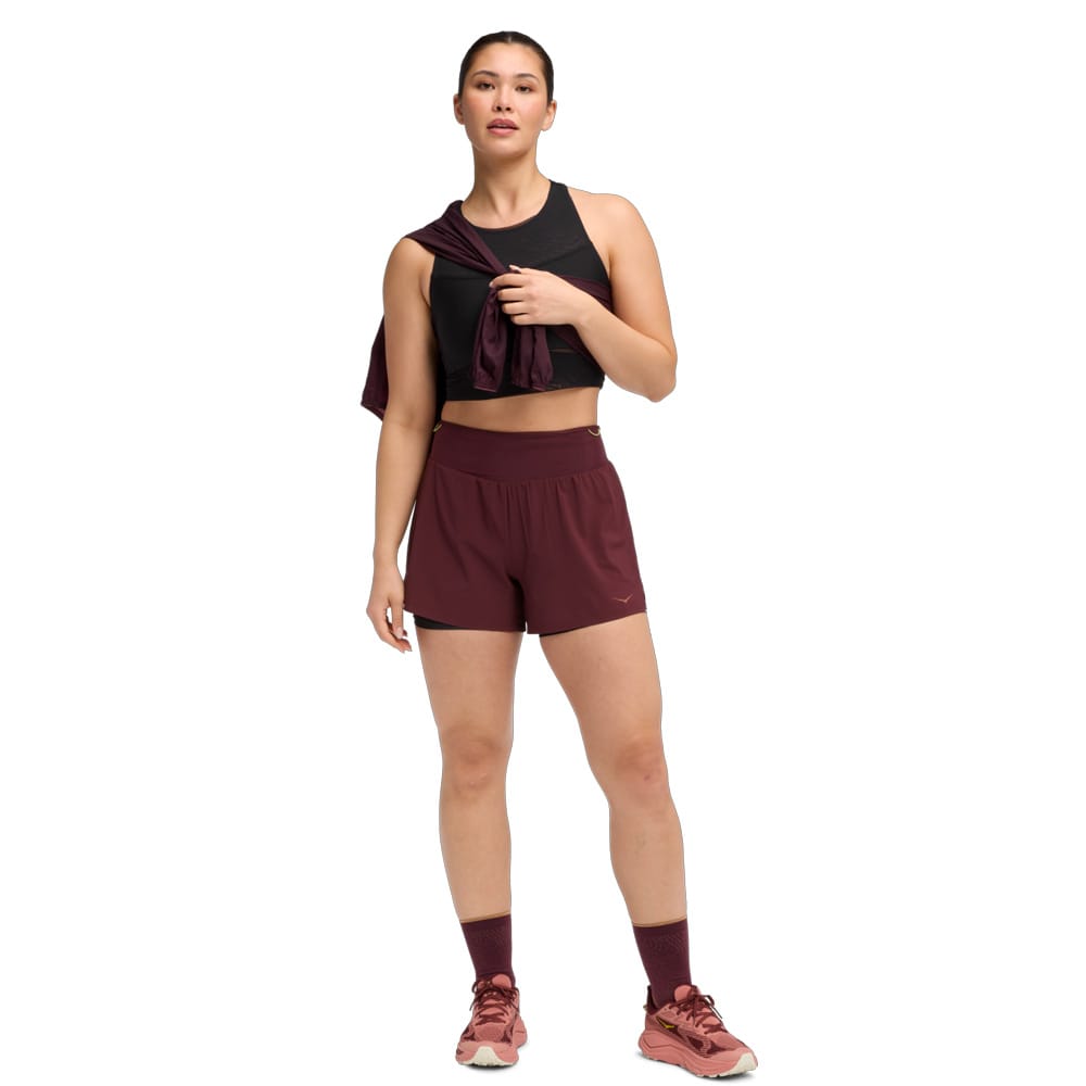 Hoka Skyglide Short Trainingsshorts (Damen) an einem Model