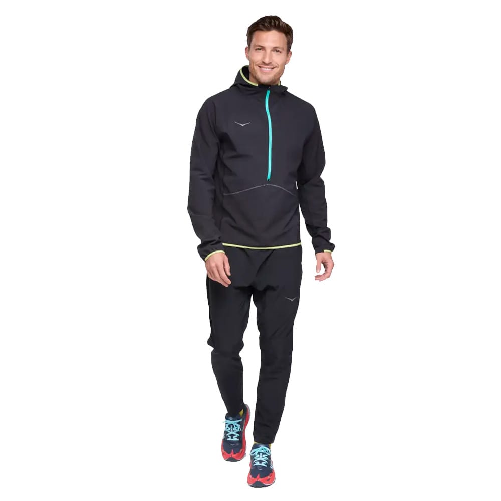 Ein Model trägt ein bequemes schwarzes Hoka Skyglow Half-Zip Trainingsshirt (Herren)