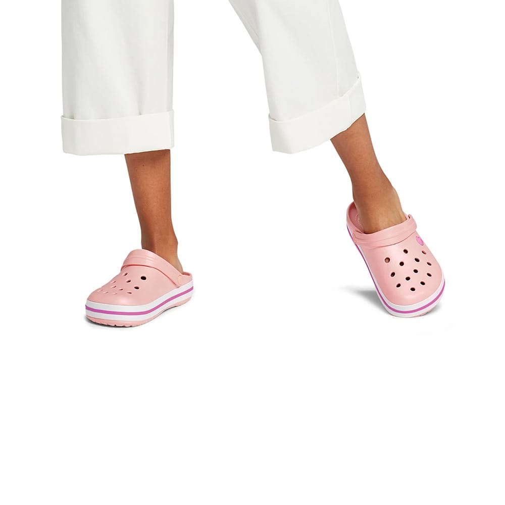 Person der bærer komfortable hjemmesko fra Crocs Crocband Clog i farven rosa