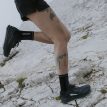 en model bruger Altra Lone Peak 9+ trailsko (dame) på sten