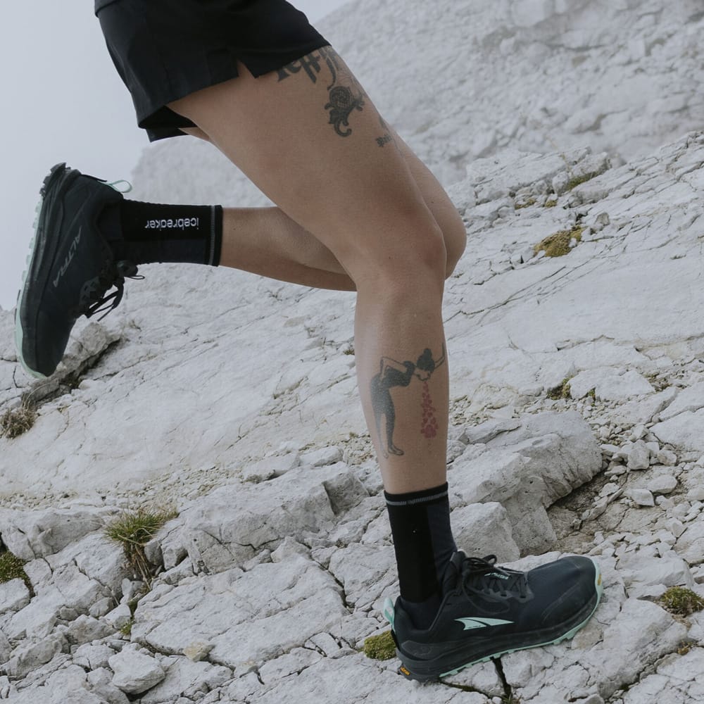 en model bruger Altra Lone Peak 9+ trailsko (dame) på sten