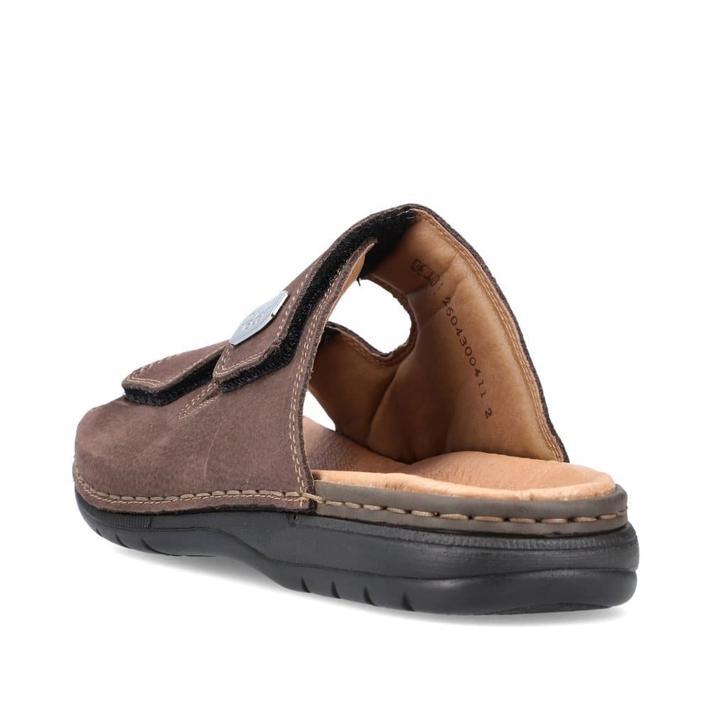 bagside hæl af Et par lette og luftige Rieker 25590-25 sandaler (herre)