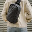 Osprey Aoede Sling skuldertaske (unisex) på en mandlig model