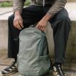 en model bruger Osprey Astronova 23L hverdagsrygsæk (unisex)
