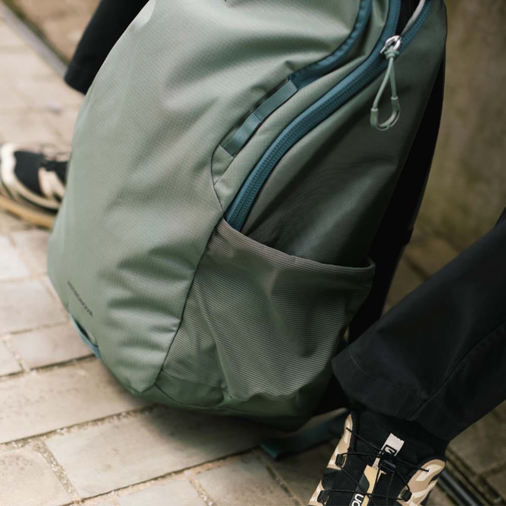 et livsstilsbillede af Osprey Astronova 23L hverdagsrygsæk (unisex)