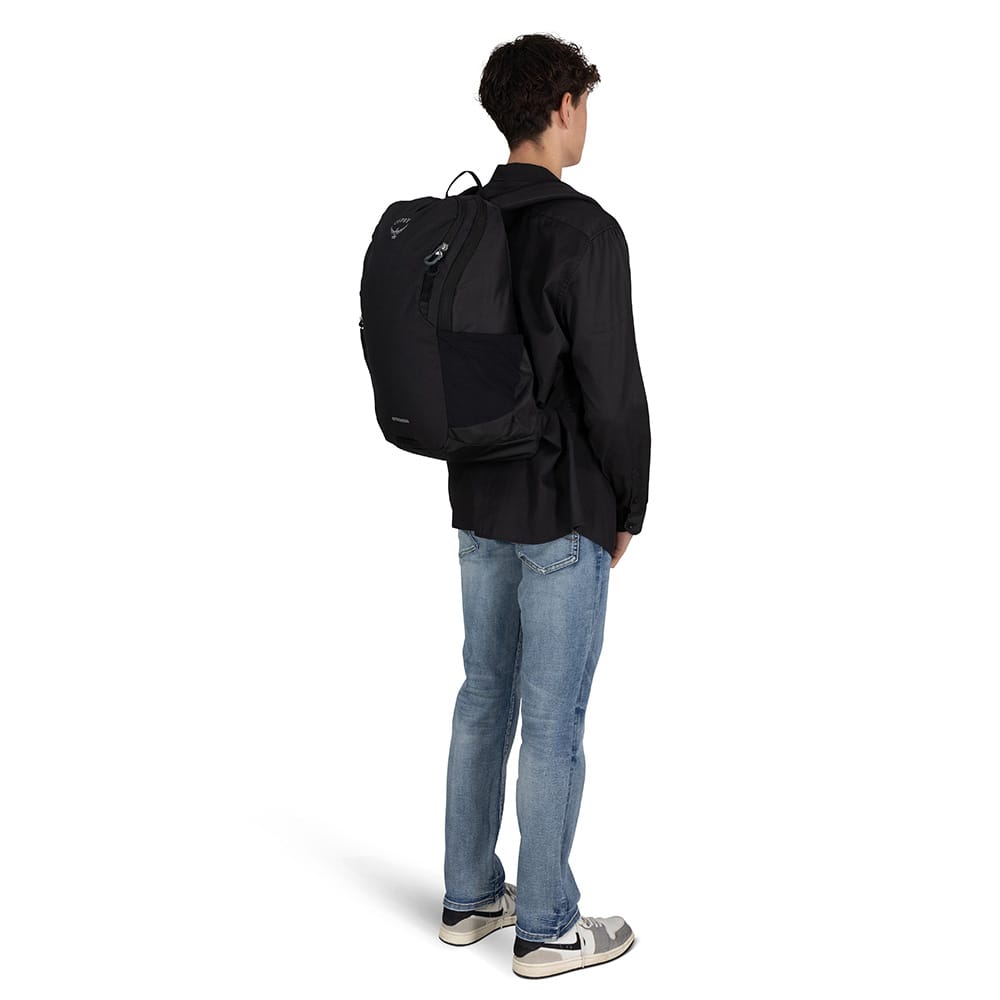 side af Osprey Astronova 23L hverdagsrygsæk (unisex) på en model