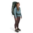 En model bærer meget let Osprey Aura AG LT 50L vandrerygsæk (dame)