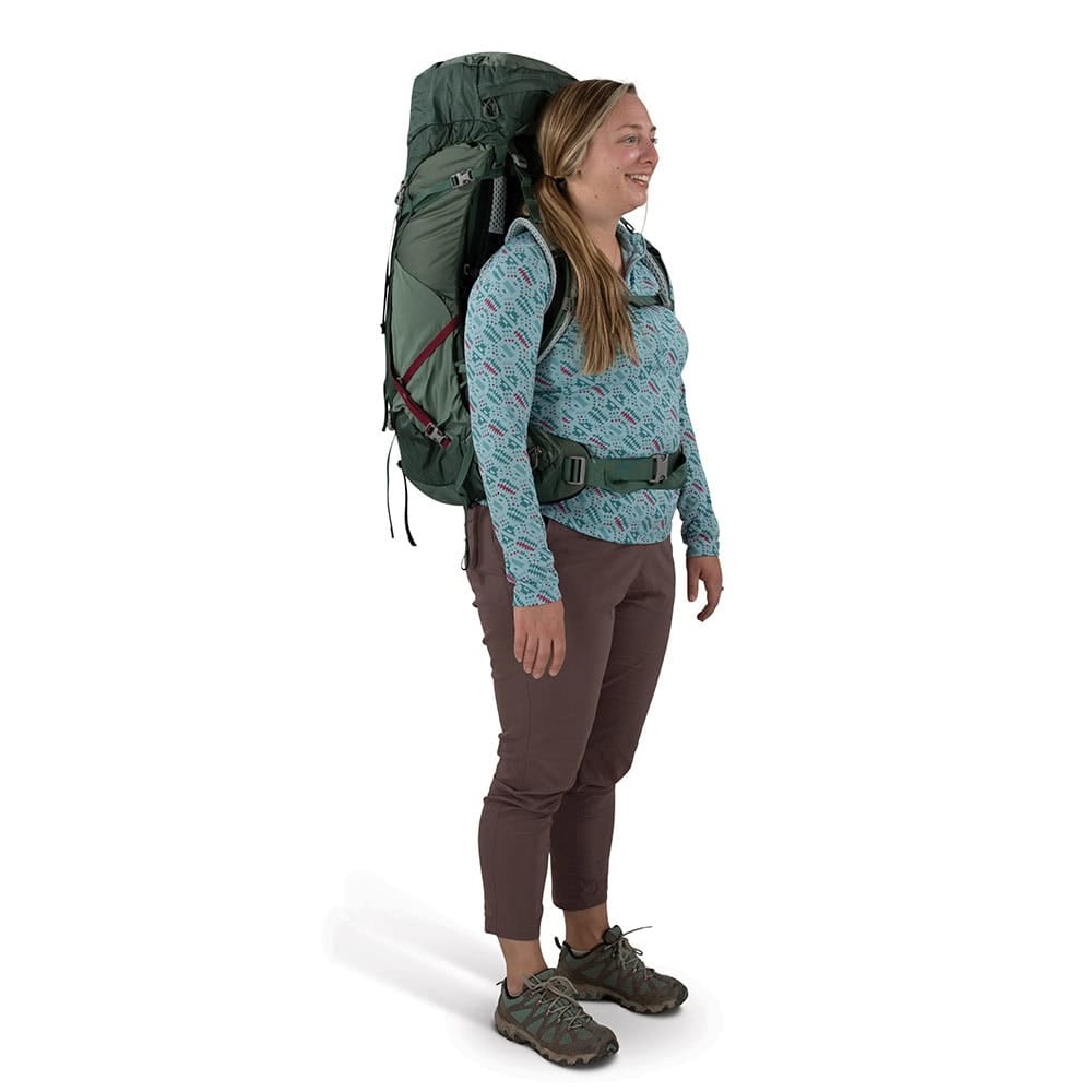 En model bærer meget let Osprey Aura AG LT 50L vandrerygsæk (dame)