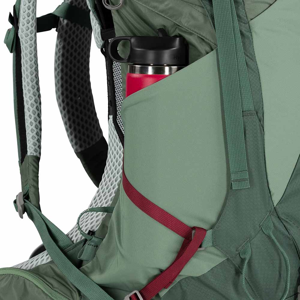 Meget let Osprey Aura AG LT 50L vandrerygsæk (dame) med en vandflaske i