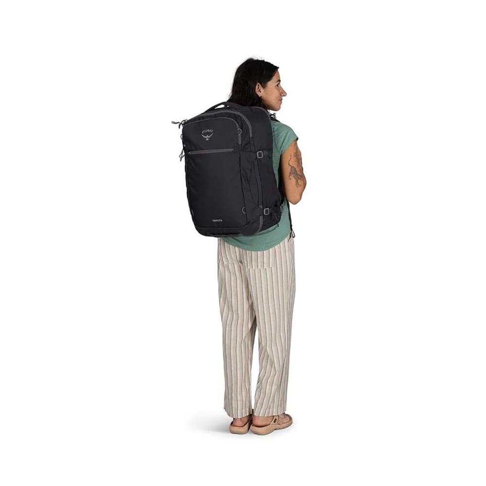 Osprey Daylite Carry-On Travel Pack 44 L rejserygsæk (unisex) på en model