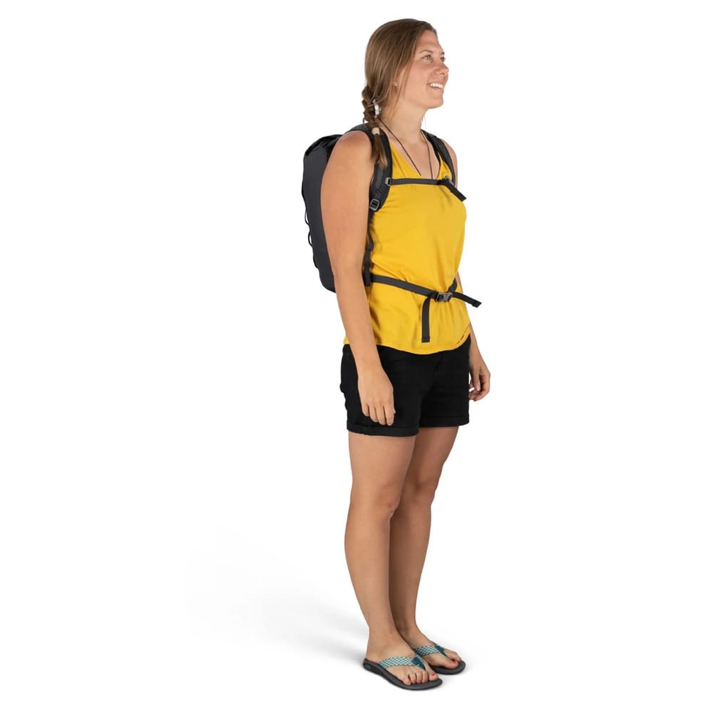 Kvinde som bærer Osprey Daylite Cinch 15 L rygsæk