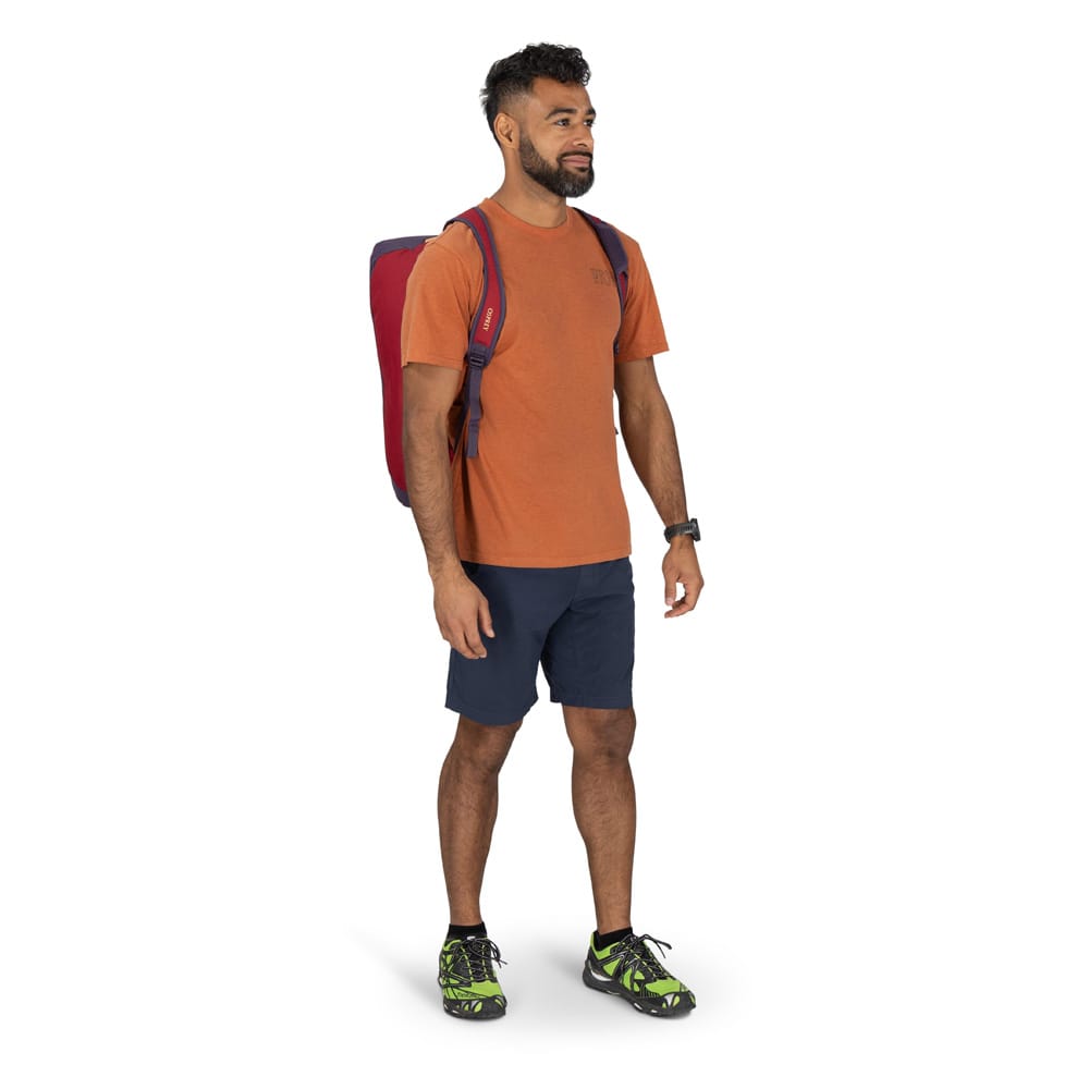 Osprey Daylite Duffel 30 L taske (unisex) på en model