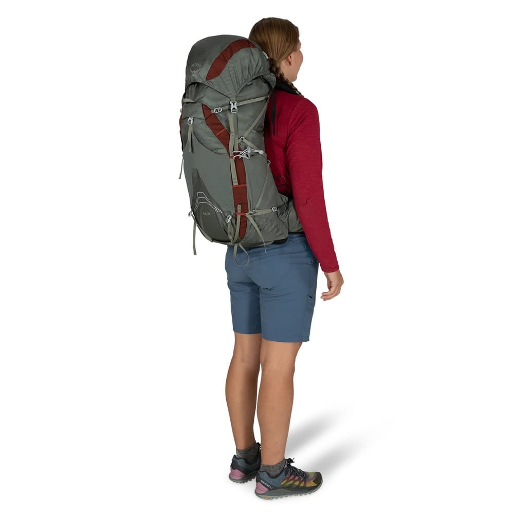 Osprey Eja 38L vandrerygsæk (dame) skråt bagfra på en model