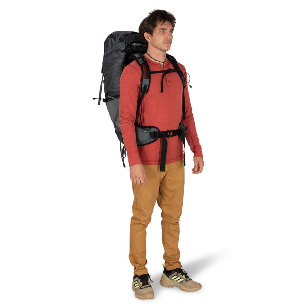 en model bærer Osprey Exos 48L vandrerygsæk (herre)
