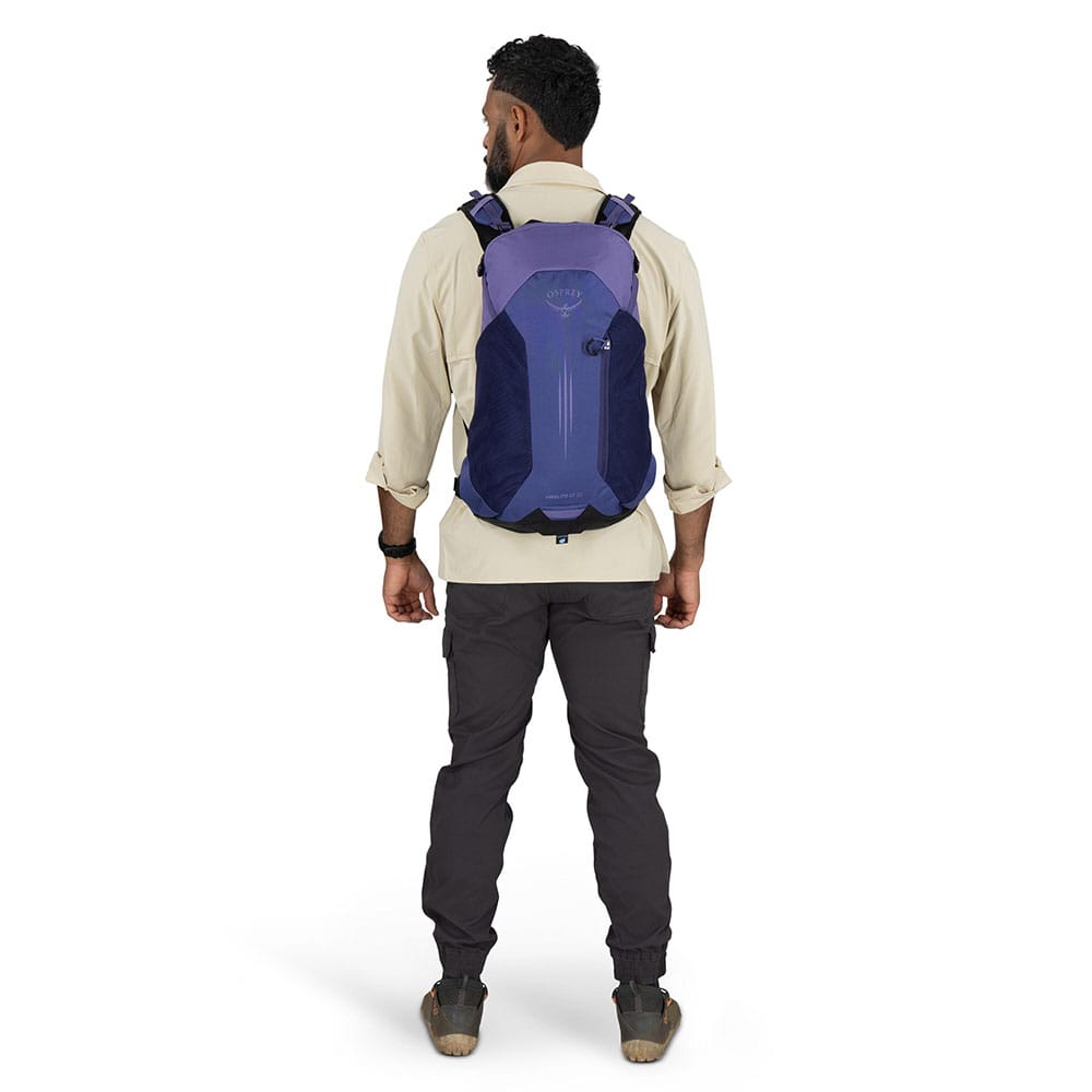 Osprey hikelite 22 botswana purple på model