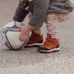 et par Kavat Iggesund WP vandtætte sneakers (børn) på en model