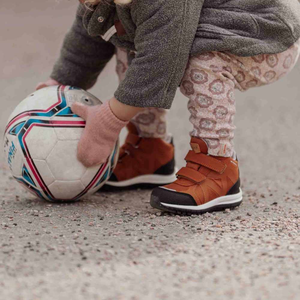 et par Kavat Iggesund WP vandtætte sneakers (børn) på en model