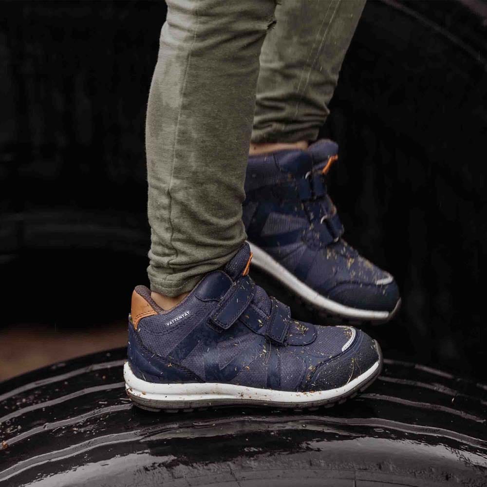 et barn har Kavat Iggesund WP vandtætte sneakers (børn) på