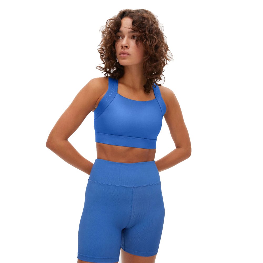 en model bærer Röhnisch Kay Sports Bra sports-bh (dame) i en blå farve