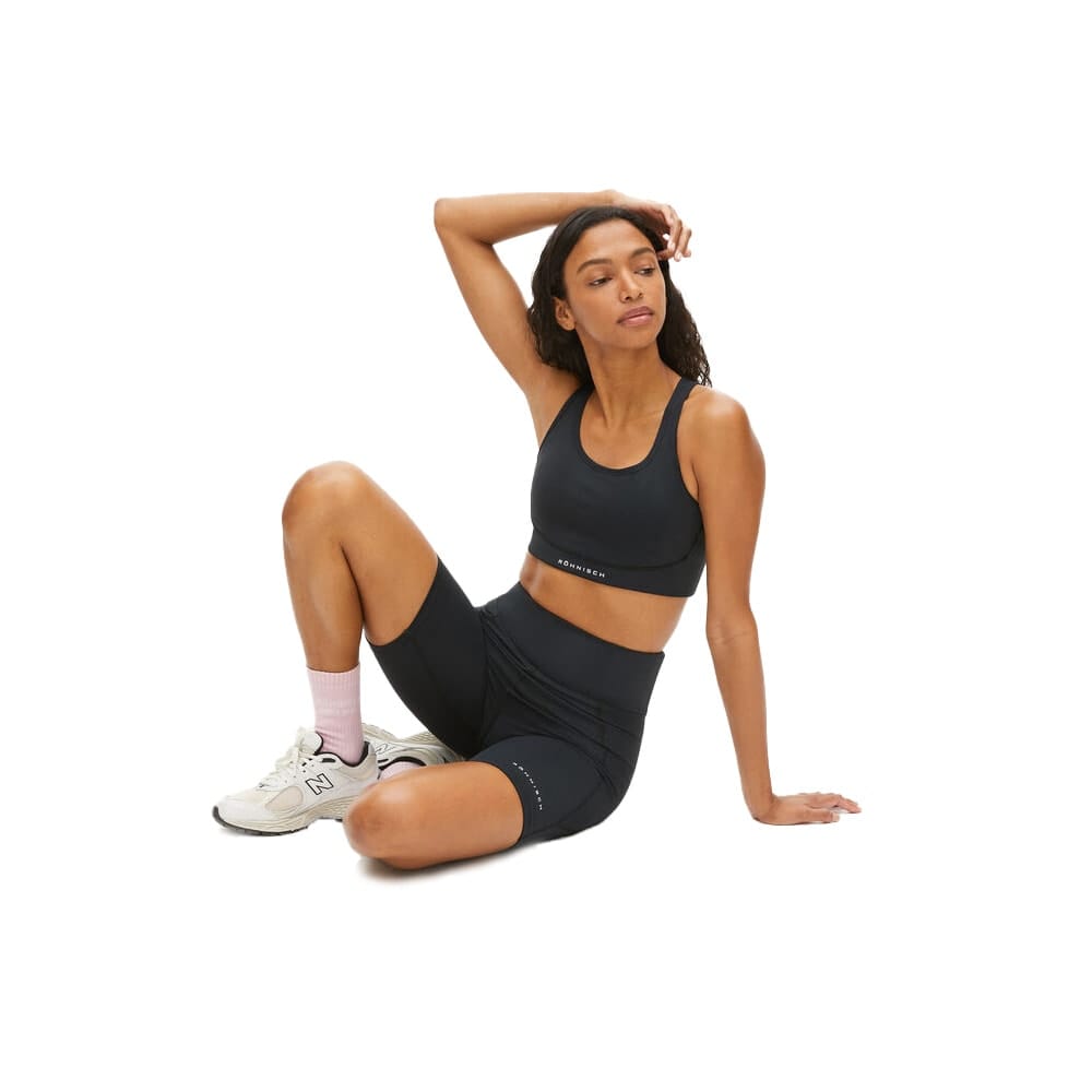 En model der sidder ned og har Röhnisch Flattering High Waist Bike Tights på