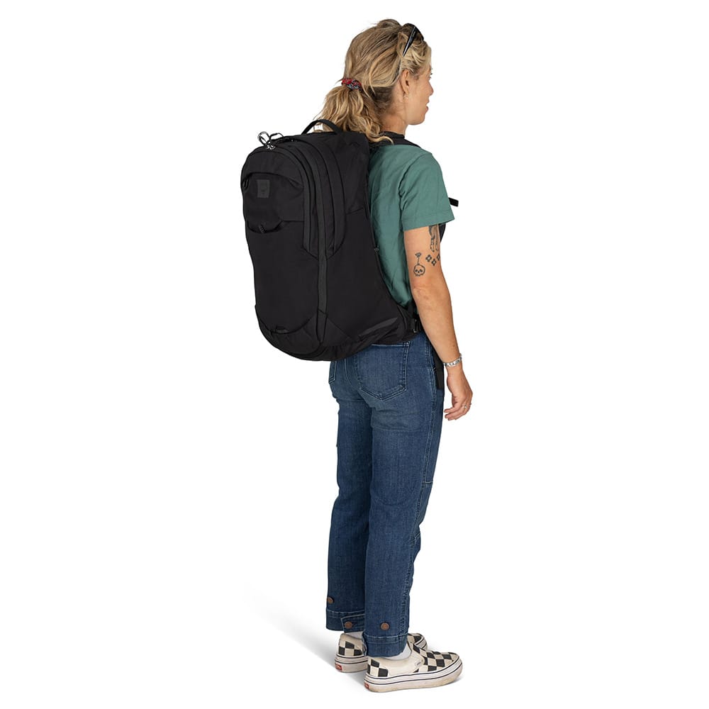 Osprey Metron Airspeed 34L rygsæk (unisex) på en kvindelig model