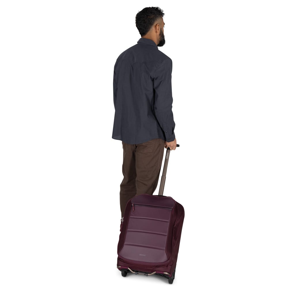 en mand holder i en Osprey Ozone 2-Wheel Carry-On 40L kuffert (2025) (unisex)