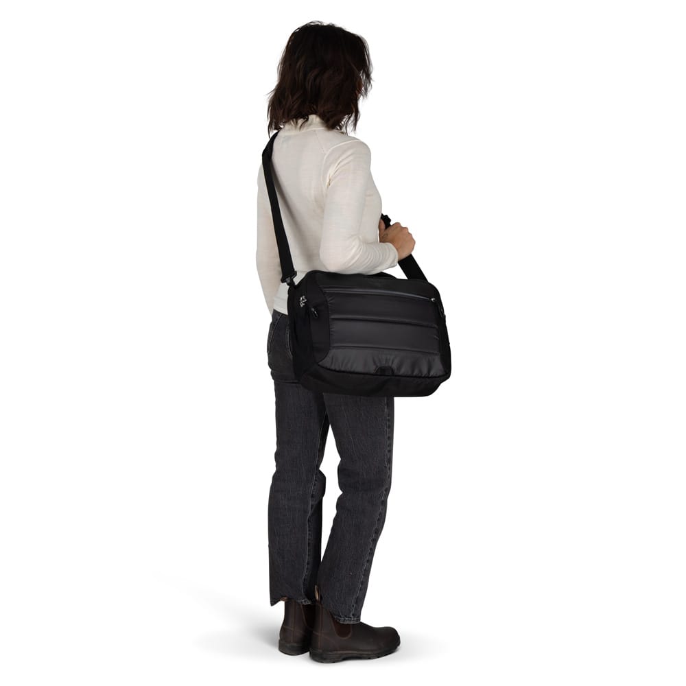 en kvinde bærer en Osprey Ozone Brief Bag computertaske (unisex)