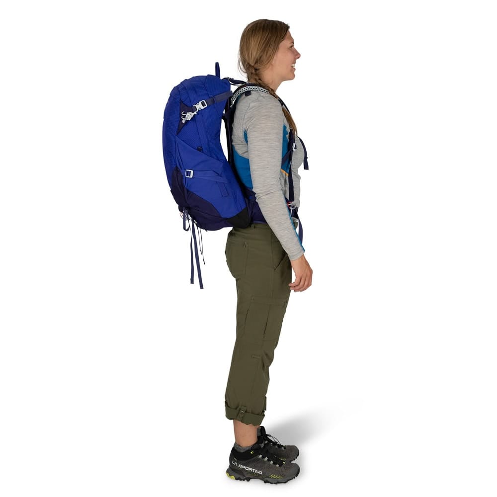 Osprey Sirrus 34L vandrerygsæk (dame) på en model - fra siden