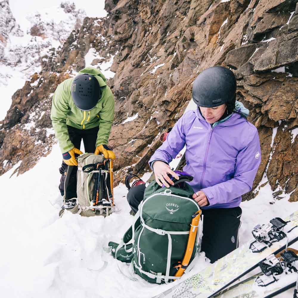en person bruger Osprey Soelden 25 skirygsæk (unisex)
