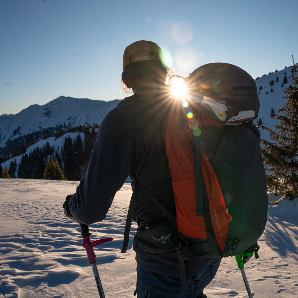 Soelden Pro E2 Airbag Pack 32 lavinerygsæk (herre) på en mandlig model