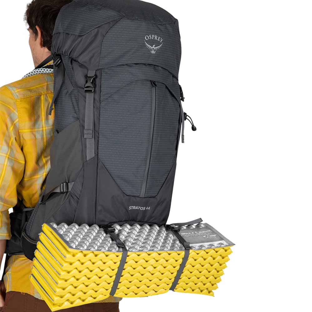 Osprey Stratos 44L vandrerygsæk (herre) med et liggeunderlag