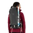 Kvinde der bruger Osprey Tempest Velocity 30 rygsæk
