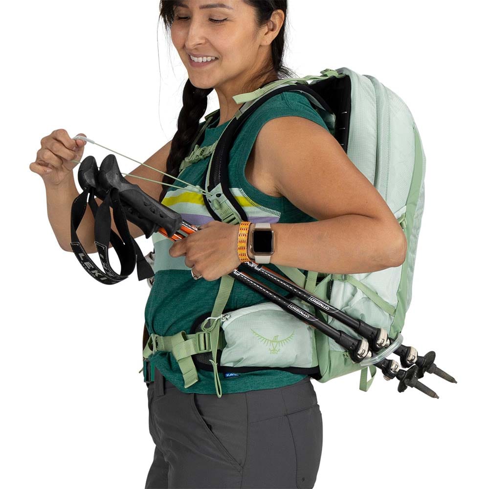 en model bærer en Osprey Tempest 11L dagtursrygsæk (dame)