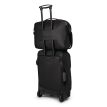 en Transporter Carryon Boarding Bag på en kuffert