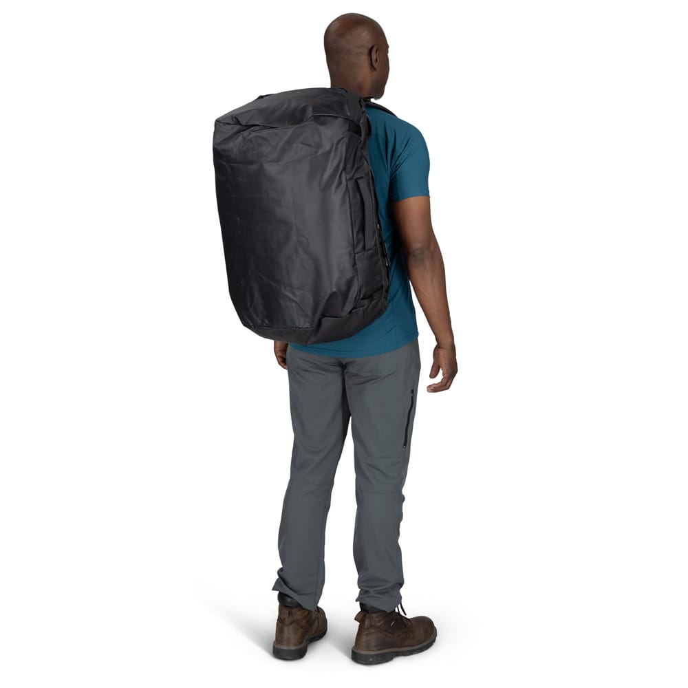en mandlig model har på sig en Osprey Transporter Duffel 65L (unisex)
