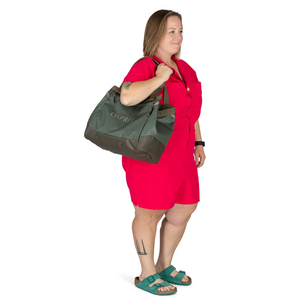 en kvindelig model bærer Osprey Transporter Gear Tote 28L taske (unisex) over skulderen