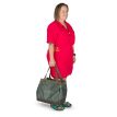 en kvindelig model bærer Osprey Transporter Gear Tote 28L taske (unisex)