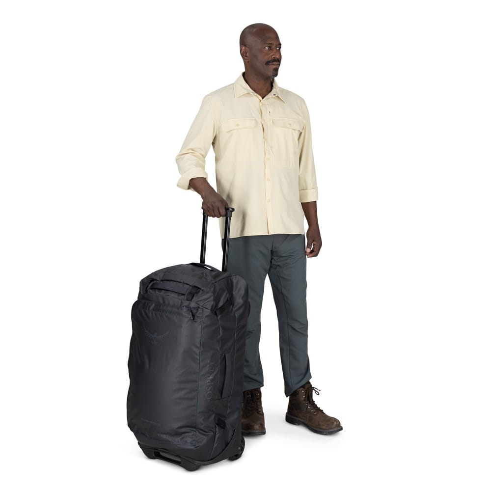 en model holder i Osprey Transporter Wheeled Duffel 90L kuffert (unisex)