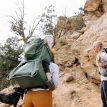 En model bærer Osprey Poco Premium 36L bærestol (unisex)