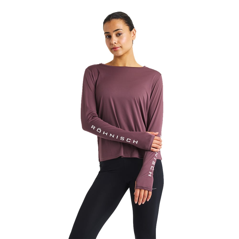 en model bærer en Röhnisch Team Logo Long Sleeve trænings-T-shirt (dame)