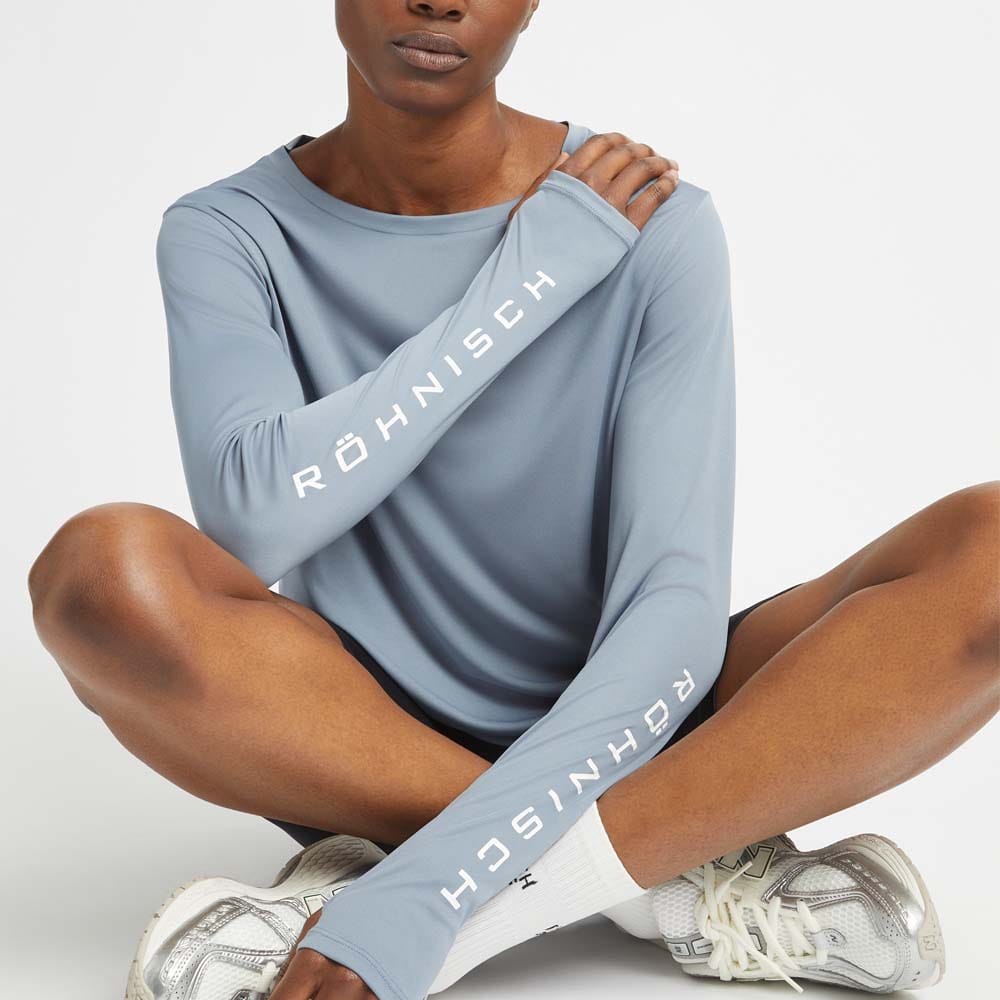 en model bærer Röhnisch Team Logo Long Sleeve trænings-T-shirt (dame)