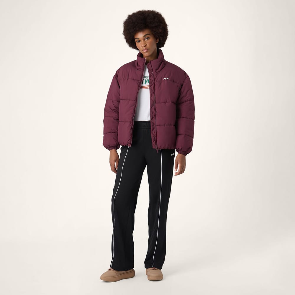 en dame bærer en Fila Cimone relaxed puffer jacket vinterjakke (dame)