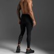 2XU Light Speed Compression Tights træningsbukser (herre) set bagfra på en model
