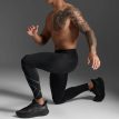 en model viser et par 2XU Light Speed Compression Tights træningsbukser (herre)