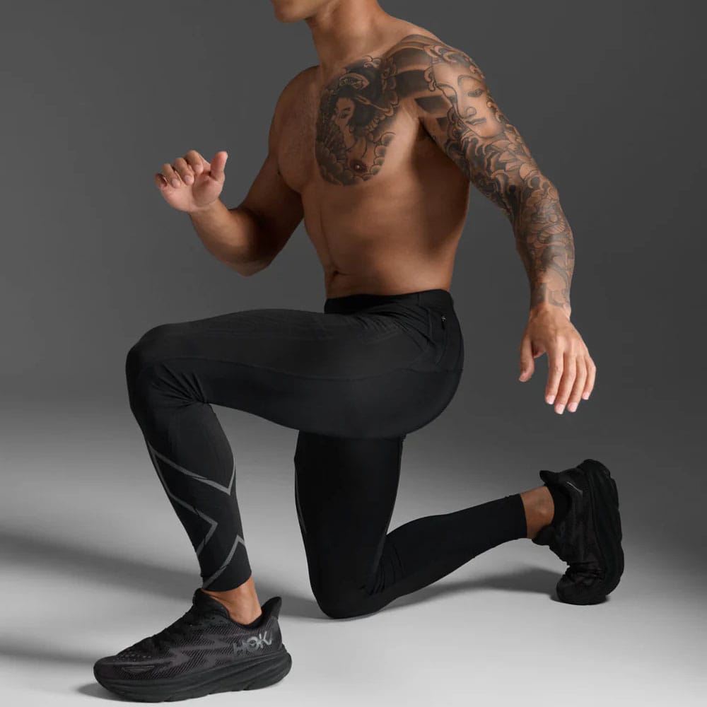 en model viser et par 2XU Light Speed Compression Tights træningsbukser (herre)