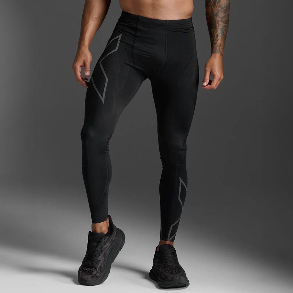 2XU Light Speed Compression Tights træningsbukser (herre) på en mandlig model