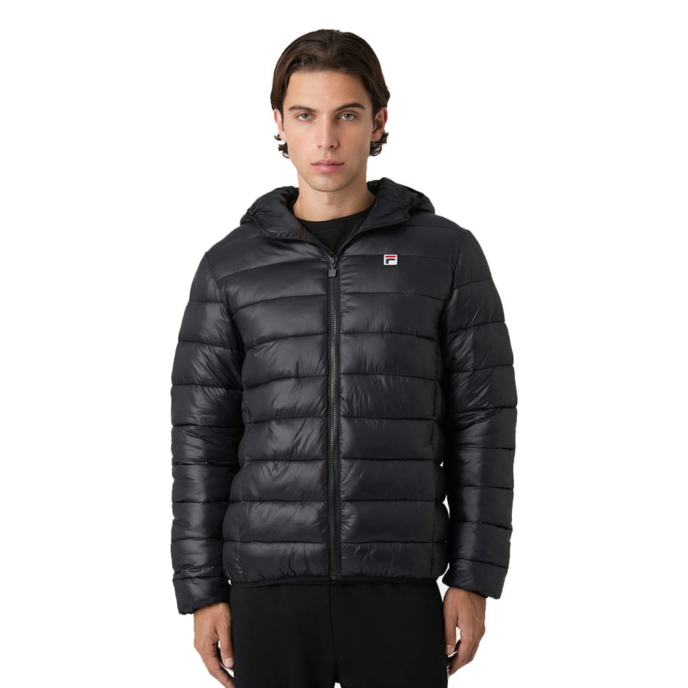 en model bærer en Fila Milano regular hooded thin puffer jakke (herre)