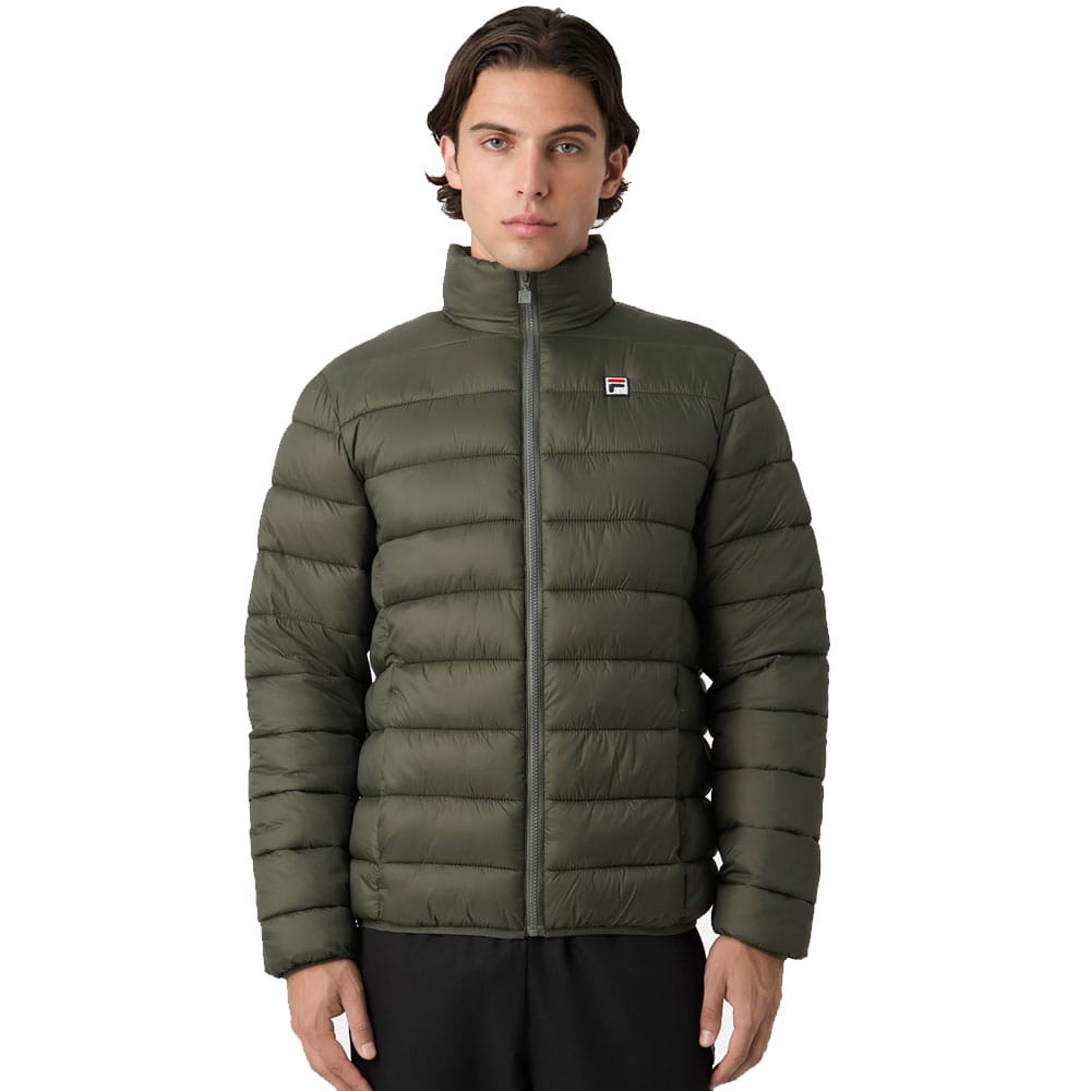 en model bærer en Fila Milano regular thin puffer jakke (herre)