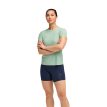 en model bærer en Hoka Airolite Short Sleeve 2.0 trænings-T-shirt (dame)